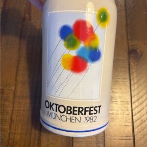 Vintage Oktoberfest beer stein München Germany 1982 signed by Helmut Gratzfeld